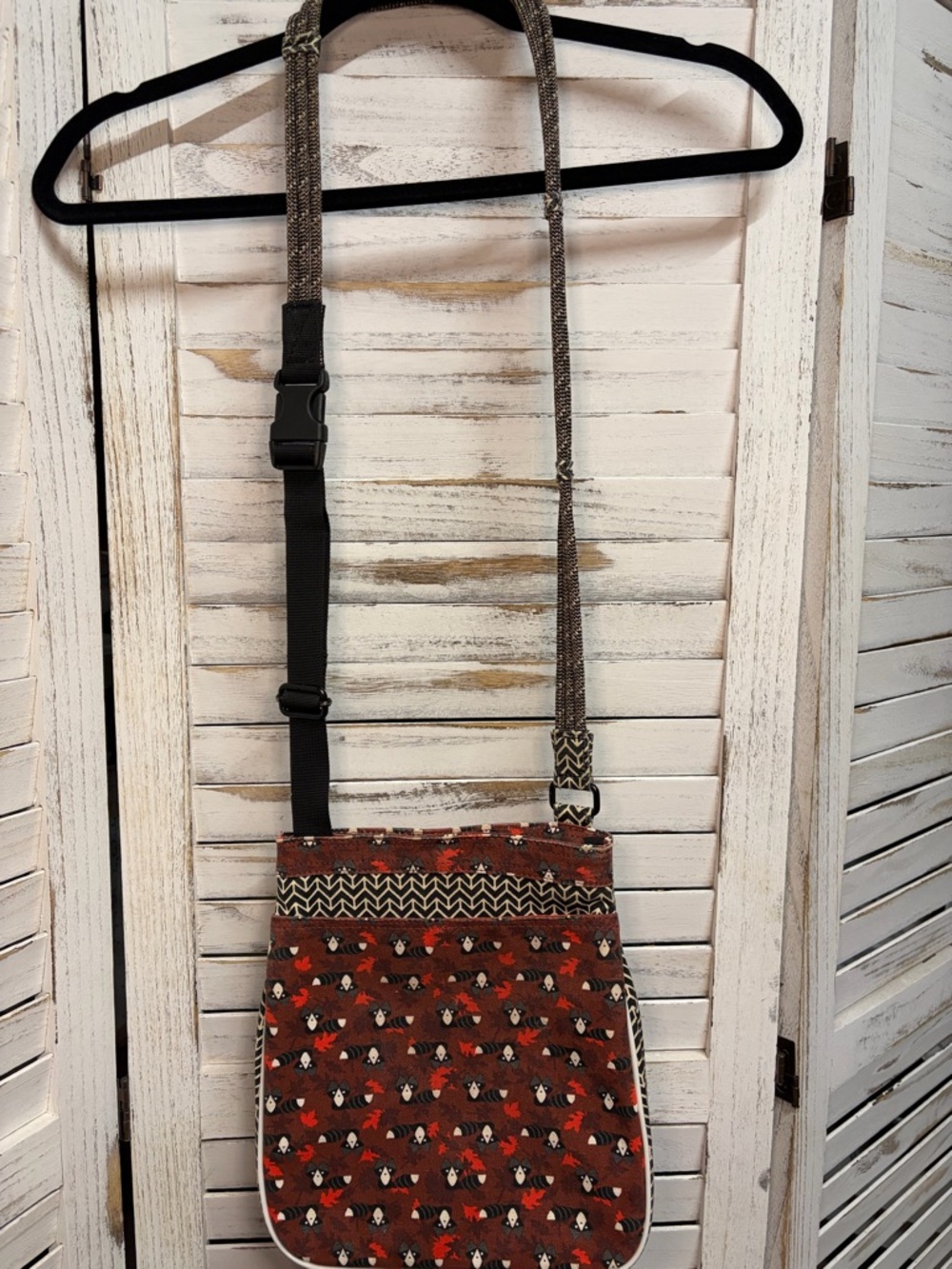 Kavu Women’s Raccoon Print Keeper  Crossbody Bag - Picture 2 of 5
